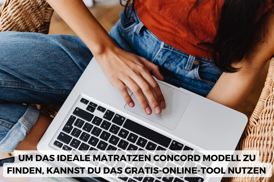 Frau am Notebook bestellt Matratzen Concord Matratze